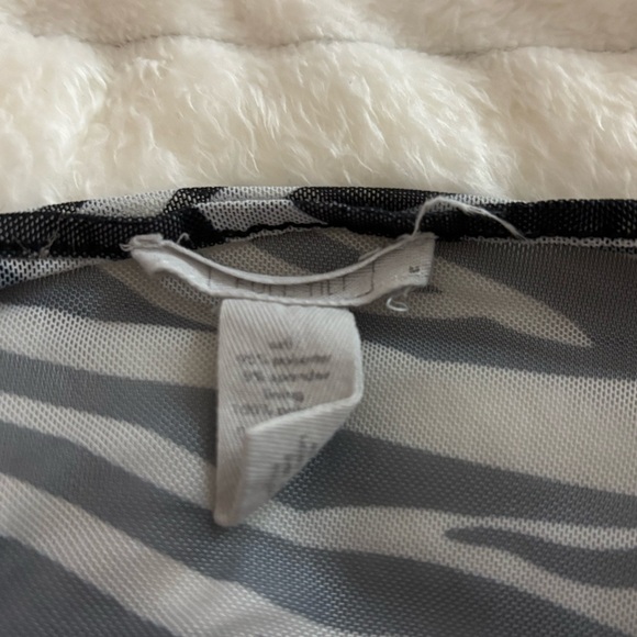 Tilly’s Zebra Top - Picture 3 of 3